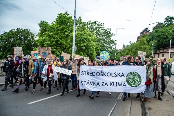 Mladí v Praze protestují za ochranu klimatu.